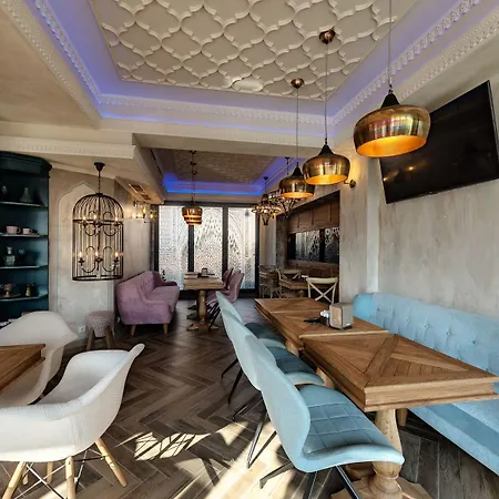 Avenue - Free Parking *