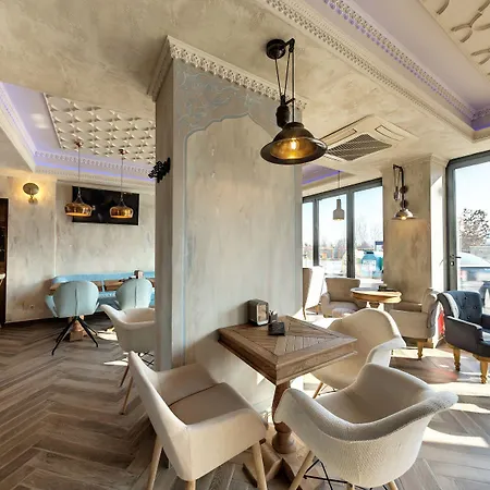 Avenue - Free Parking *