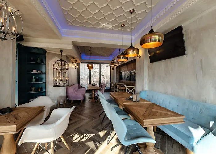 Avenue - Free Parking *