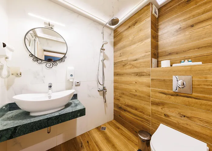 Avenue - Free Parking