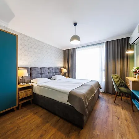 Avenue - Free Parking