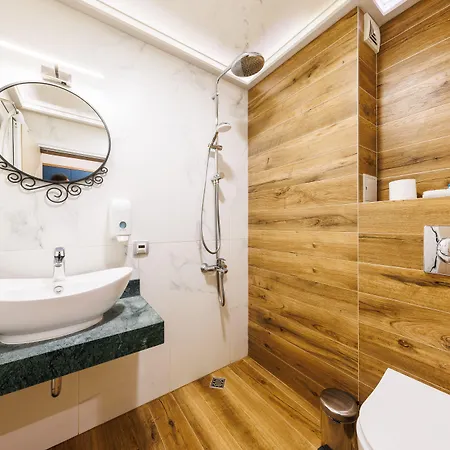 Avenue - Free Parking