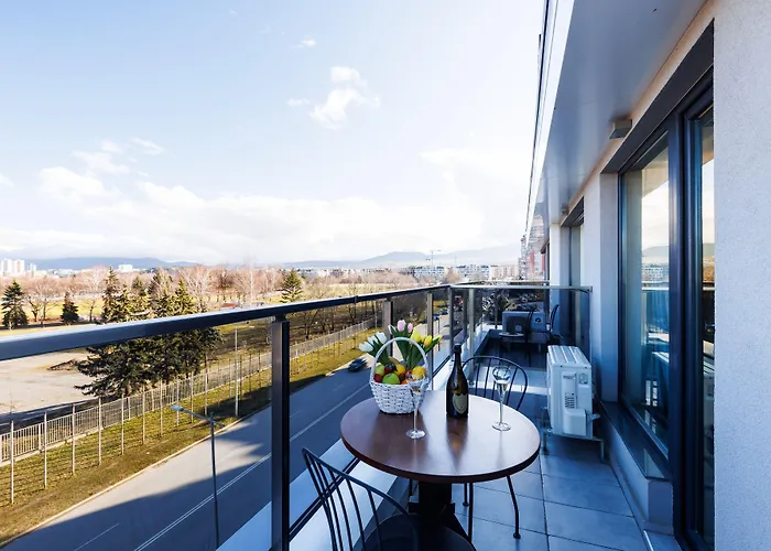 Avenue - Free Parking