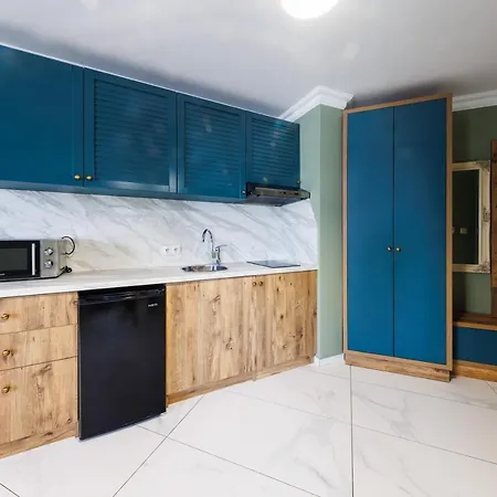 Avenue - Free Parking