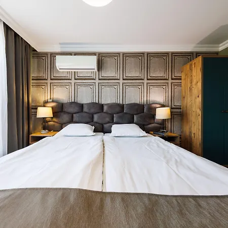 Avenue - Free Parking *